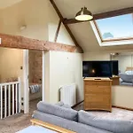 Granary With Hot Tub *