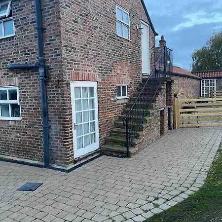 Granary With Hot Tub * York