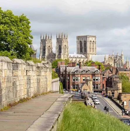 Granary With Hot Tub * York