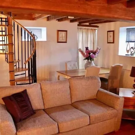 Granary With Hot Tub *